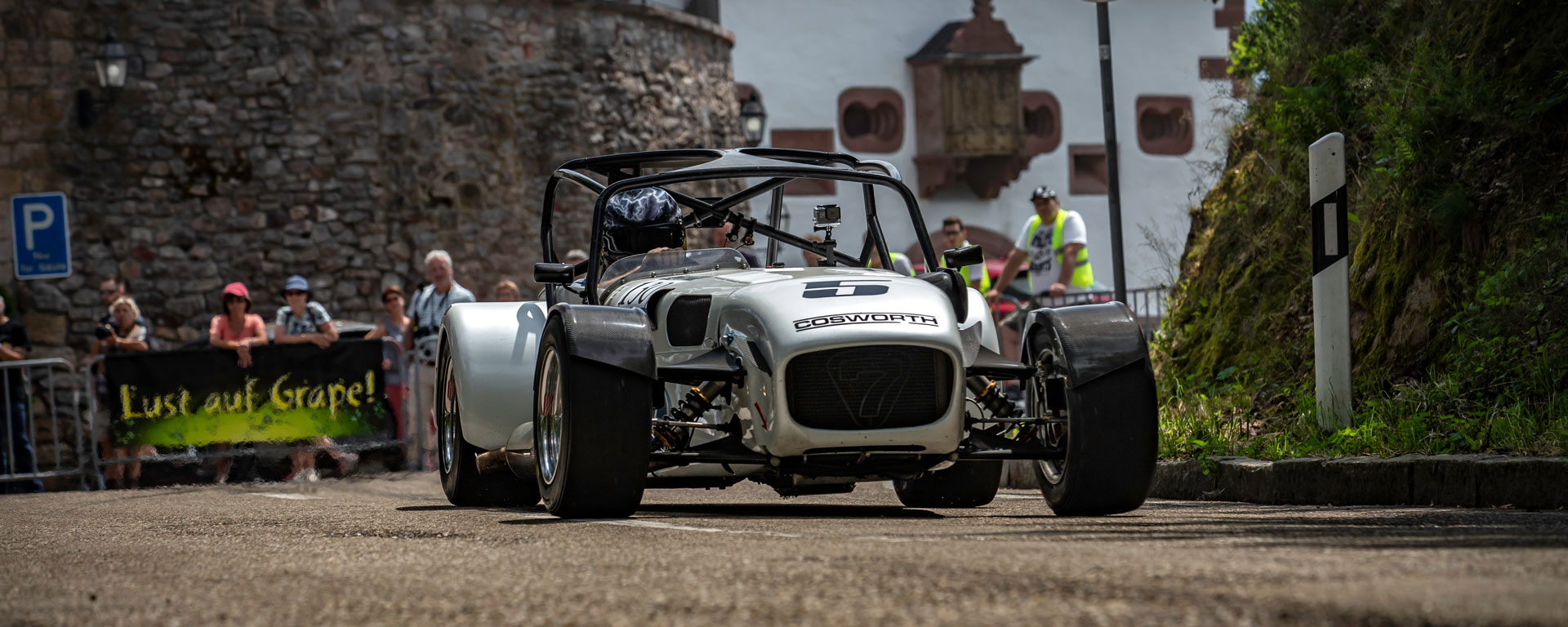 Accelerating Schlosskurve